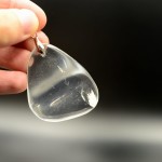 Kryształ górski - nieregularna zawieszka płaska 