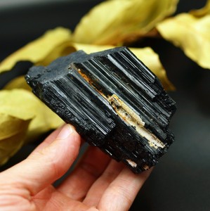 Turmalin - surowy kawałek no.2