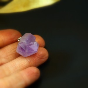 Ametyst - zawieszka z surowym kryształem  dwustronnym