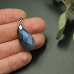 Labradoryt - drobna zawieszka łza No2