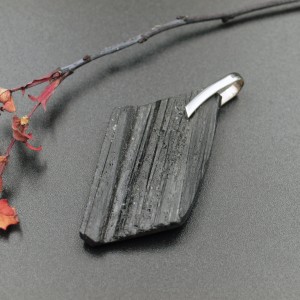 Turmalin - zawieszka surowa - większa