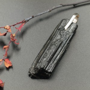 Turmalin - zawieszka surowa większa