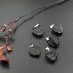 Turmalin czarny - zawieszka serce surowe