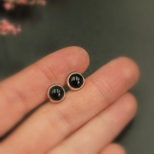 Czarny turmalin - szerl -  kolczyki sztyfty fi 8 mm